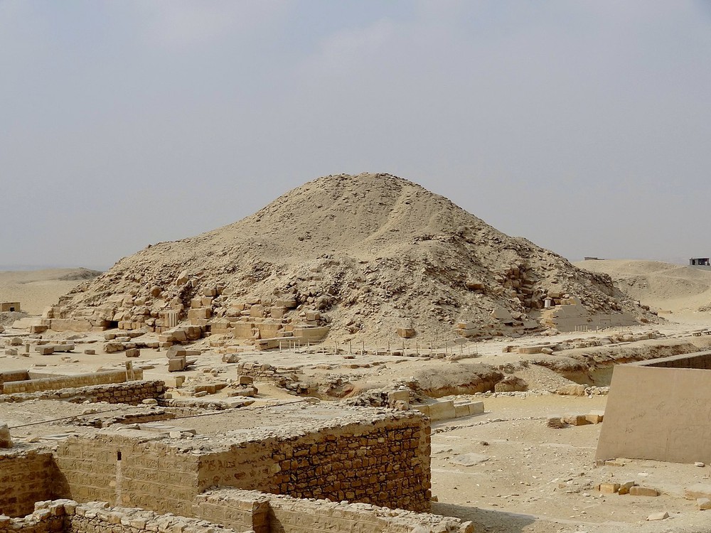 1200px-Unas-Pyramide_(Sakkara)_08.jpg