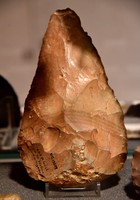 Acheulean_hand-axe_from_Egypt._Found_on_a_hill_top_plateau,_1400_feet_above_sea_level,_9_miles_NNW_of_the_city_of_Naqada,_Egypt._Paleolithic._The_Petrie_Museum_of_Egyptian_Archaeology,_London.jpg