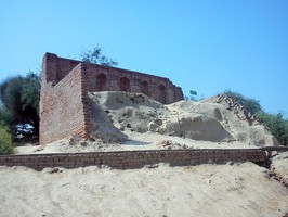 Ruins_of_Mosque_at_Harappa_Archaeology.jpg