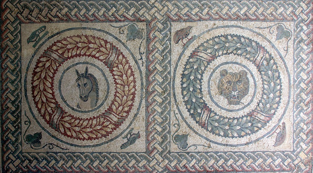 Floor_mosaics_-_Peristyle_-_Villa_Romana_del_Casale_-_Italy_2015_(4).jpeg