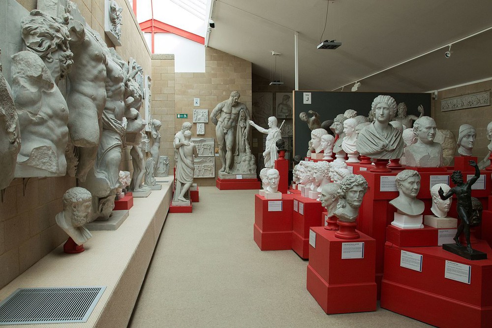 Casts_of_Greek_and_Roman_sculptures,_Cambridge_Museum_of_Classical_Archaeology,_154255.jpg