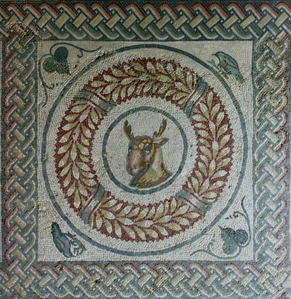 Deer_mosaic_-_Peristyle_-_Villa_Romana_del_Casale_-_Italy_2015.jpeg