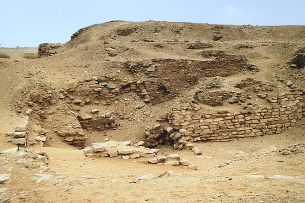 Sekhemkhet_pyramid_at_Saqqara.jpg