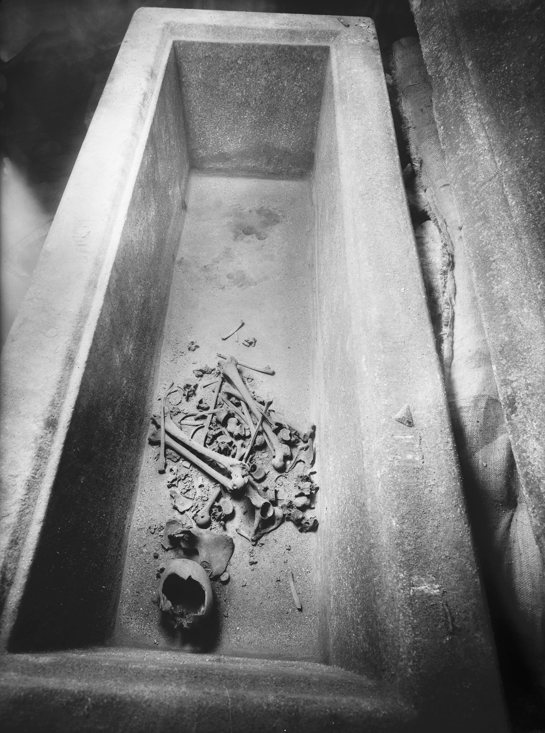 skeleton-of-queen-meresankh-iii-the-charlie-archive