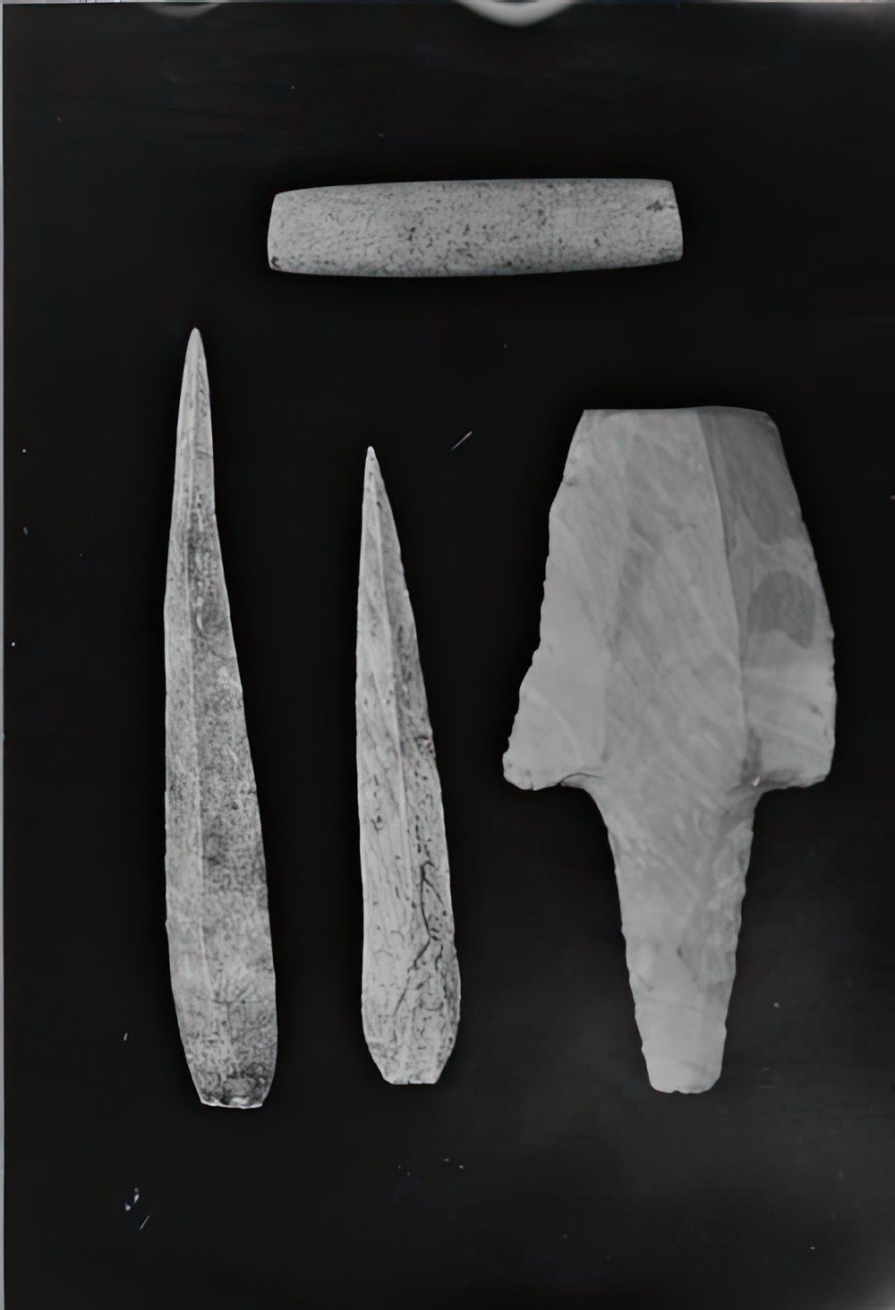 flint-flake-blades-flint-copan-blade-and-jade-bead_2d988650-3b0f-4f4e-a1d2-c0c9ea1cb569.jpg