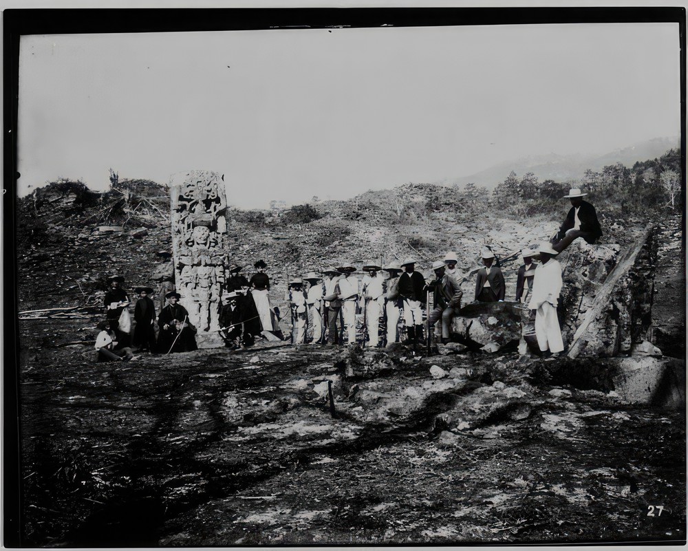 group-in-the-plaza-grande-copan_a2ed4dcb-e1c4-4576-bc8b-c9e3f5b6e6dc.jpg