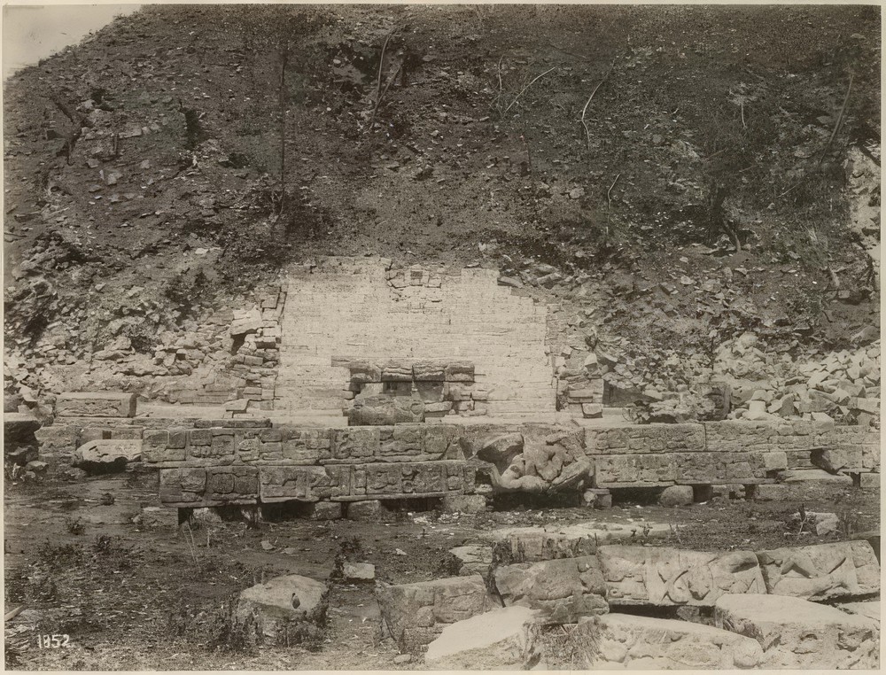 hieroglyphic-stairway-cleared-1899-1900-showing-blocks-from-debris-and-mound-26_50400e12-2157-4e43-93d5-c06d4748333f.jpg