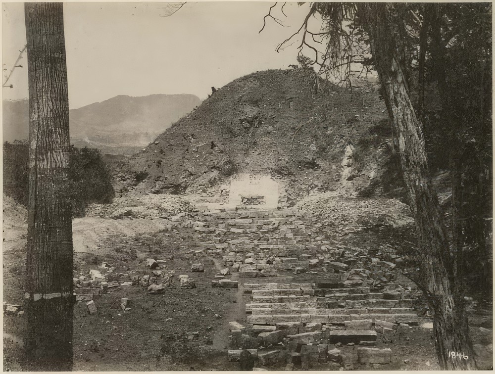 hieroglyphic-stairway-cleared-1899-1900-showing-blocks-from-debris-and-mound-26_c8a8017b-be45-40ea-b583-32584da1bb48.jpg