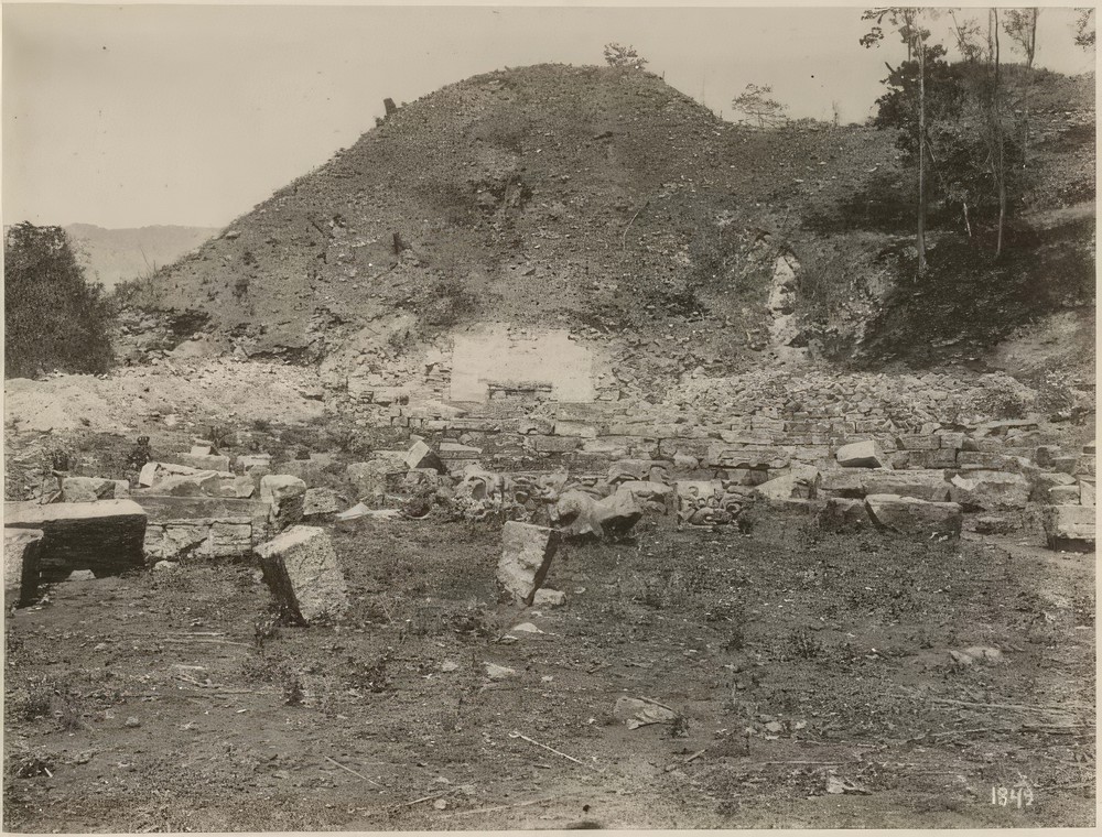 hieroglyphic-stairway-cleared-1899-1900-showing-blocks-from-debris-and-mound-26_e25b5736-e5be-4c91-8316-27b365c0f8e4.jpg