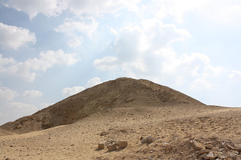 1024px-Pyramid_of_Teti_2010.jpg