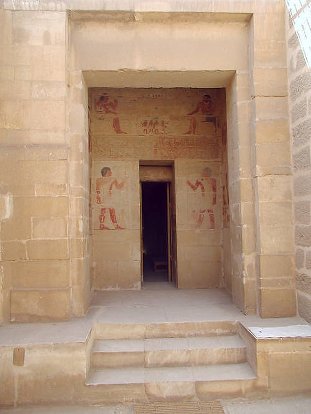 Mastaba_of_Niankhkhum_and_Khnumhotep_entrance.jpg