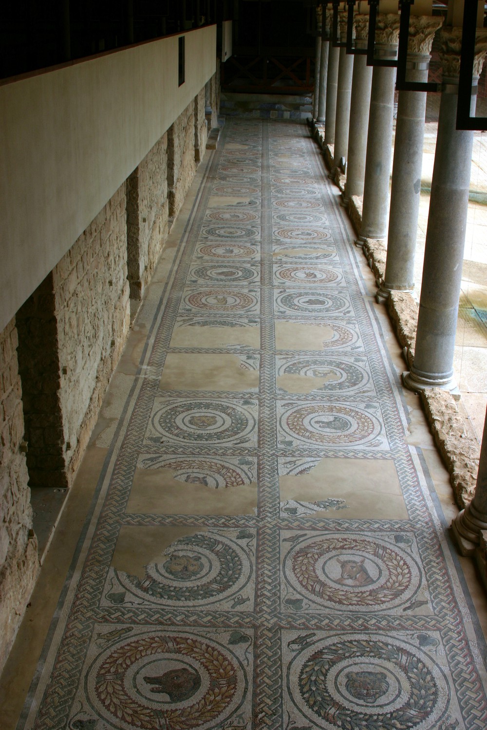 Corridor_and_mosaics_-_Peristyle_-_Villa_Romana_del_Casale_-_Italy_2015.jpeg