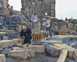 Archaeology_dig_at_Hierapolis_02.jpg