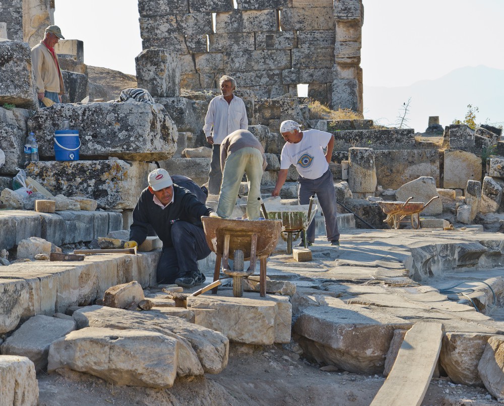 Archaeology_dig_at_Hierapolis_02.jpg