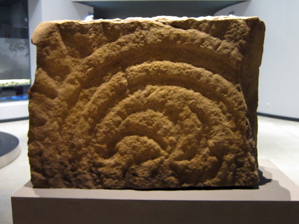Museum_of_Prehistory_and_Archaeology_of_Cantabria_24_-_Stele_from_San_Vicente_de_Toranzo_(Reverse).JPG
