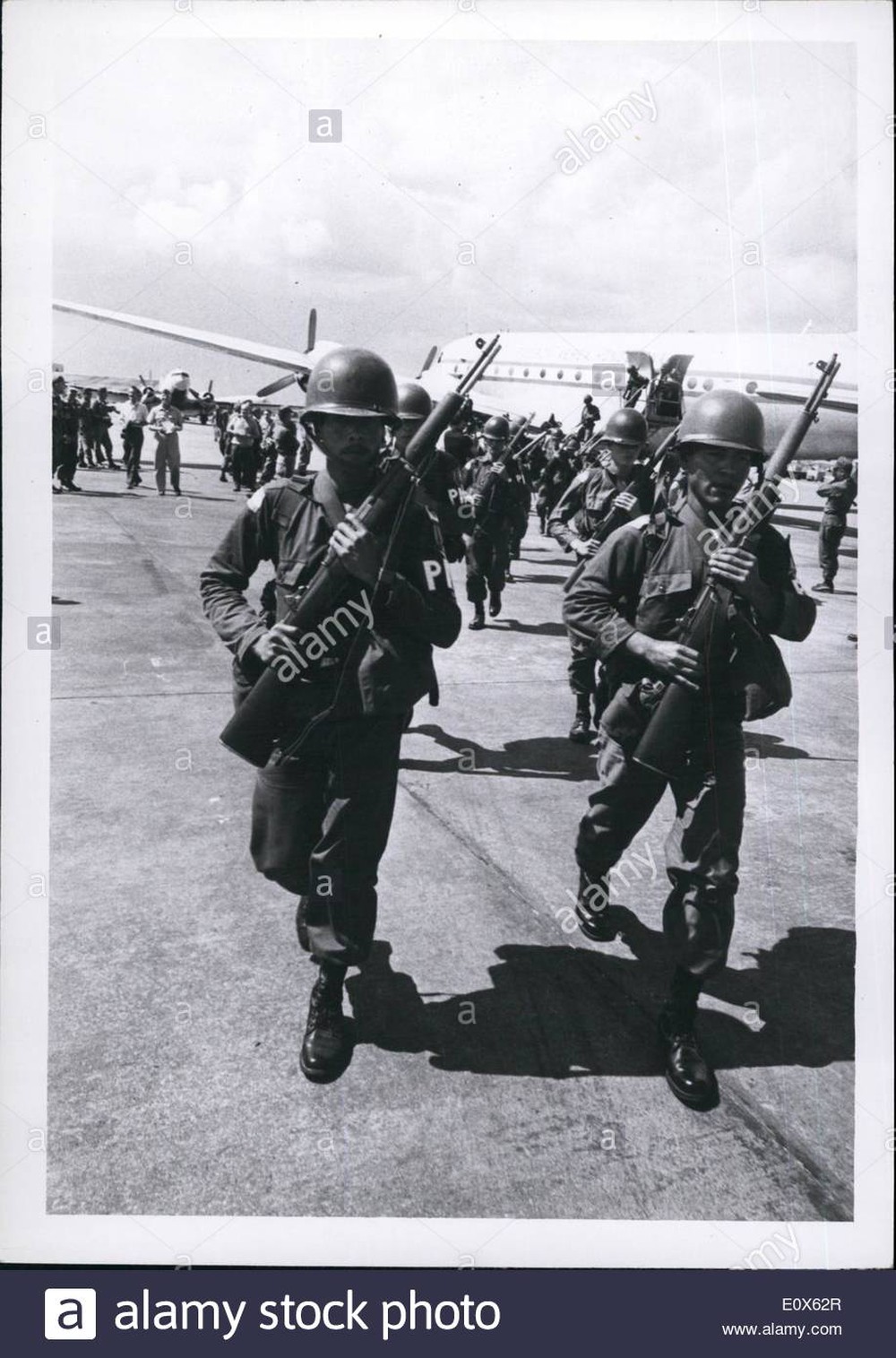 may-05-1965-dominican-civil-war-first-hondurean-troops-off-load-plane-E0X62R.jpg