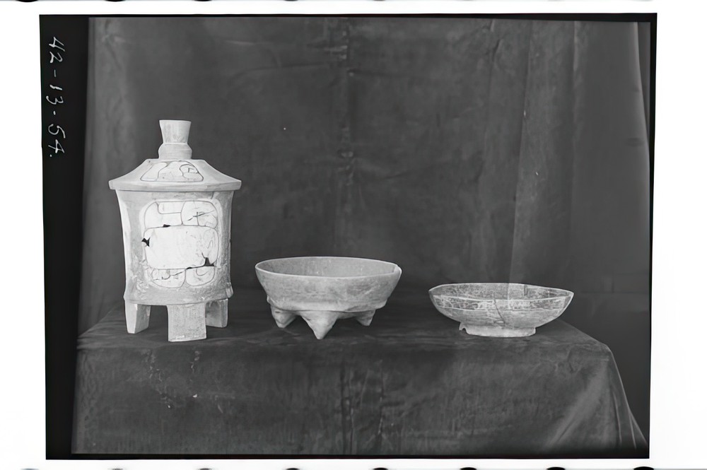 three-vessels-with-extended-pre-acropolis-burial-12-42_b31322ac-630b-49e2-8ee5-787358ab4601.jpg